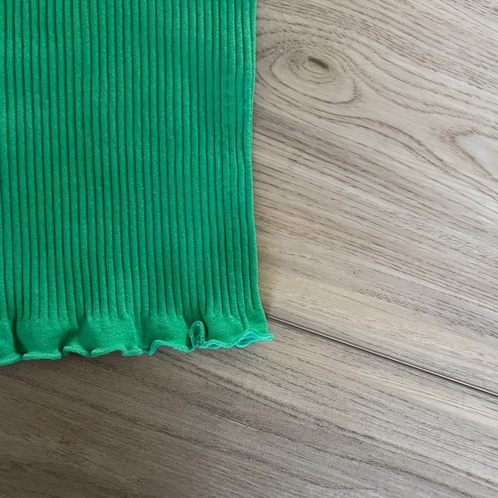 NWT Green Ribbed Women's Top - Picture 3 of 5